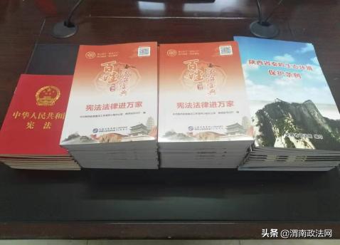 华阴市司法局开展“送法进机关”赠书活动（图）