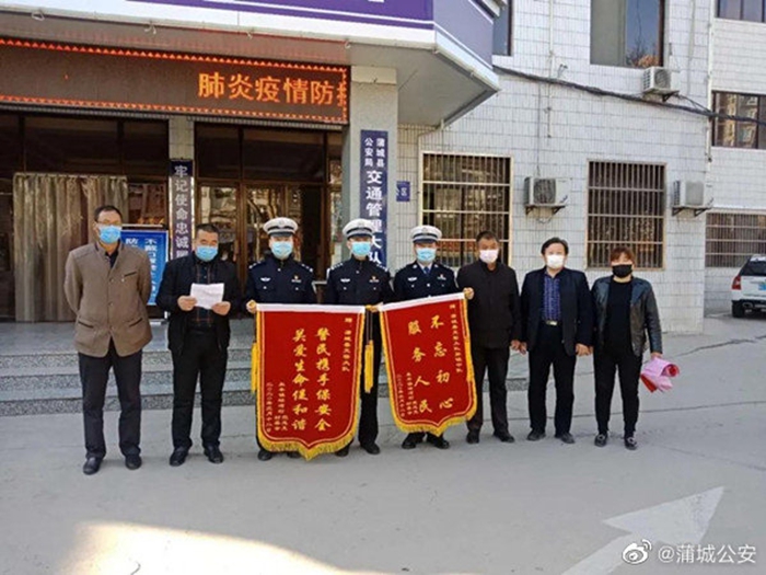 倾心服务赢民心，村民感激送锦旗。