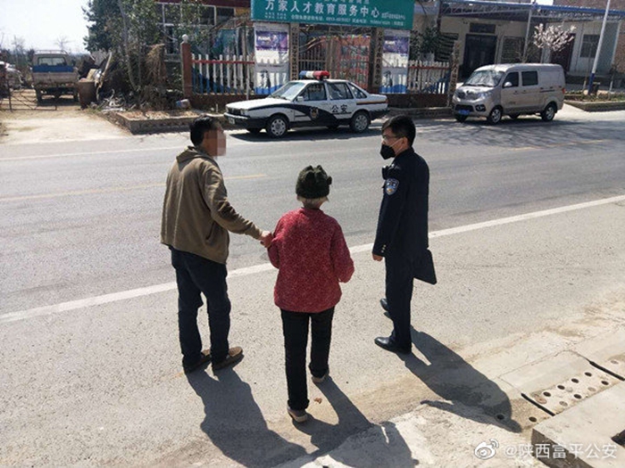 患老年痴呆迷路，民警紧急救助。