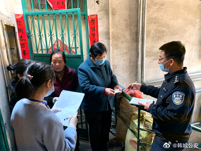 近日，韩城公安桑树坪派出所走进辖区生活困难家庭、特殊人员家庭开展送爱心活动。