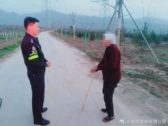 帮助耄耋老人平安返家。