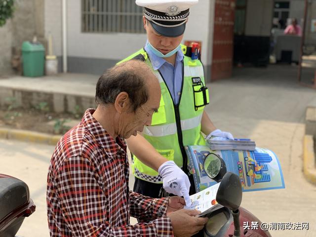 华阴交警走进“交通安全示范村”开展“一盔一带”宣传活动（图）