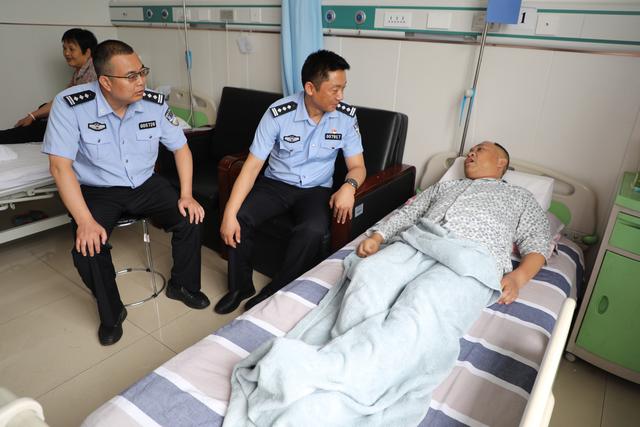 华阴市公安局党委看望慰问因公负伤、致病民（辅）警 暖警心 鼓干劲