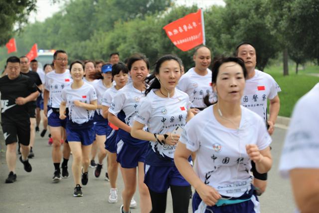 华阴公安：警马跑团百人同跑  掀起全警健身热潮