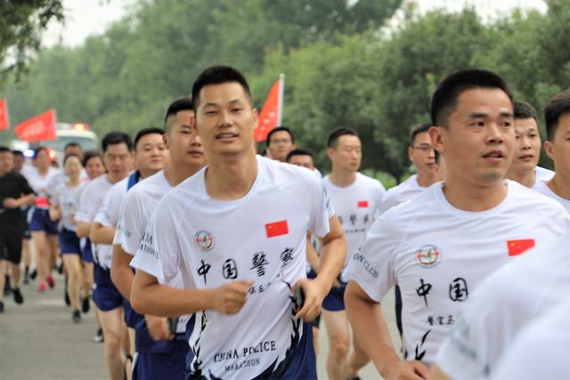 华阴公安：警马跑团百人同跑  掀起全警健身热潮