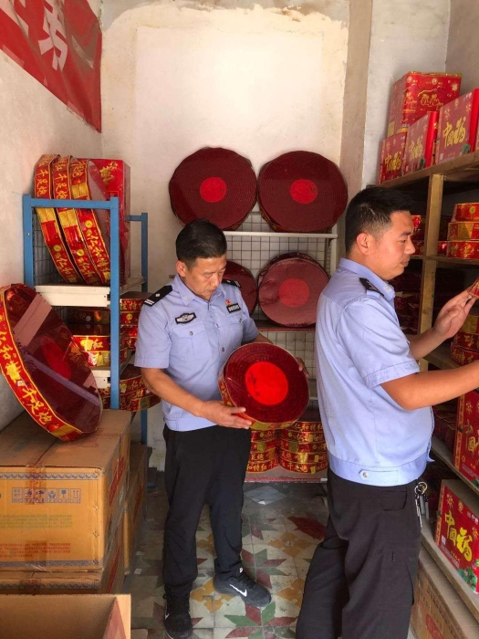 华阴市公安局对全市烟花爆竹经营店进行全面检查