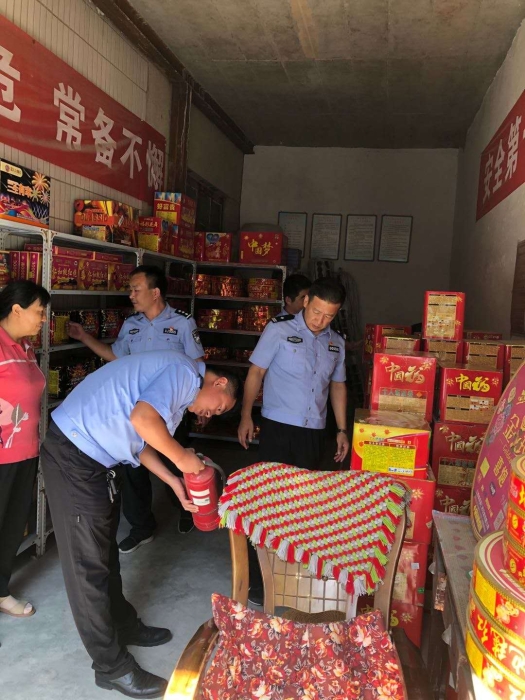 华阴市公安局对全市烟花爆竹经营店进行全面检查