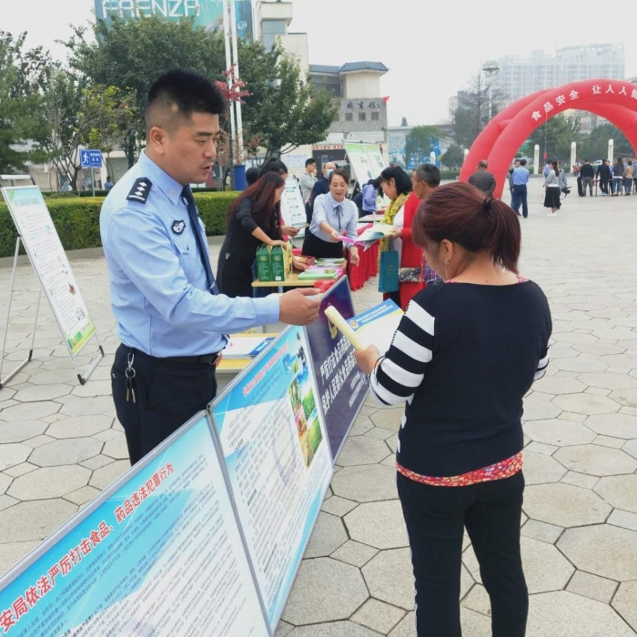 华阴市公安局环食药大队开展食品安全宣传活动