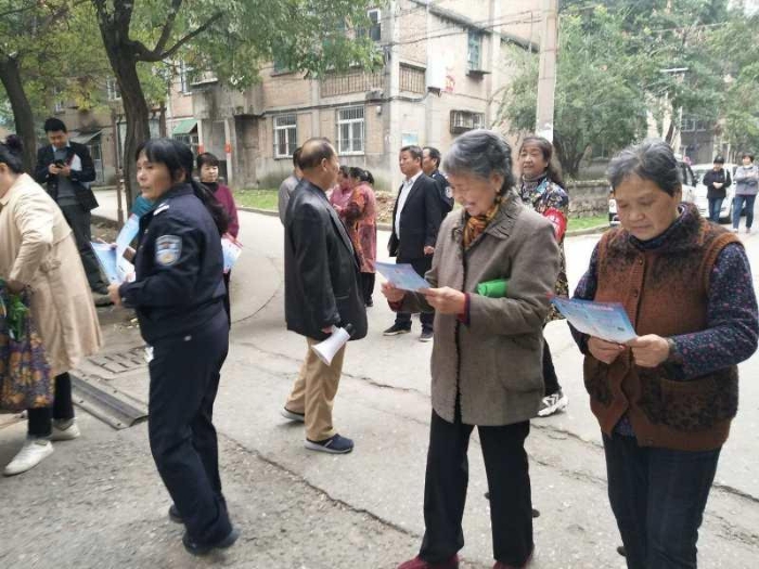 华阴：西岳派出所平安宣传进社区 人人参与氛围浓