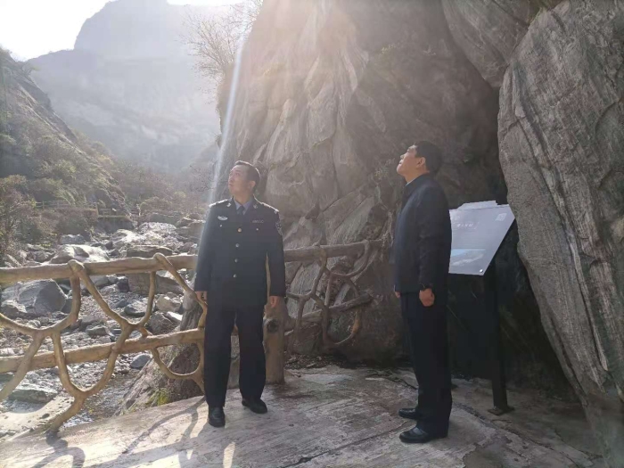 华阴市副市长、公安局长王平安深入仙峪对生态环境安全进行检查