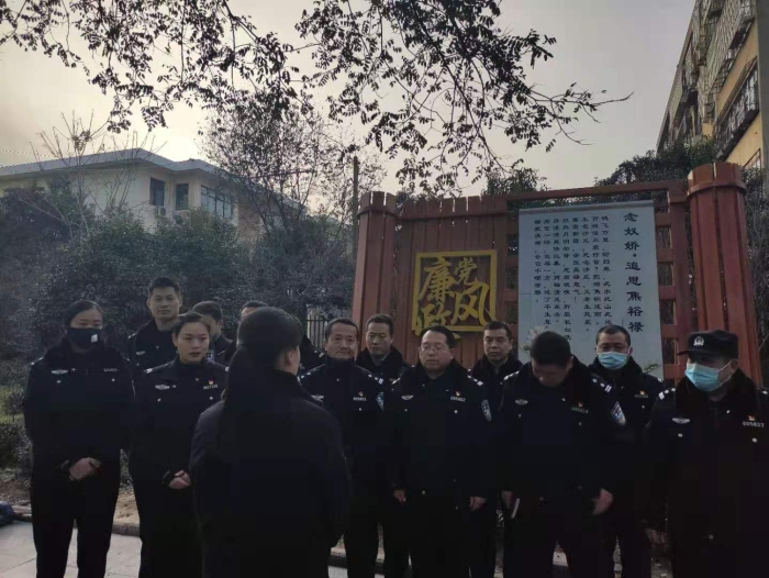 华阴公安：交警大队机关党支部开展“坚持政治建警全面从严治警”主题党日活动