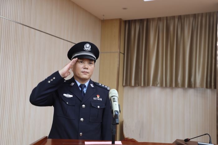 华阴市公安局举办民警荣誉退休暨新警入警仪式（组图）