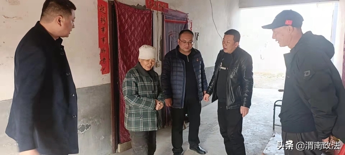 华阴市委政法委开展“大走访、送温暖”活动（图）