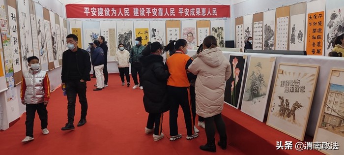 华阴市：平安建设书画展反响热烈（图）