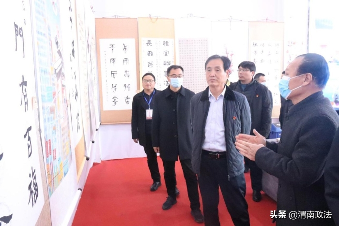 渭南市委政法委常务副书记惠中正一行参观指导华阴市平安建设书画展和文艺演出活动（图）