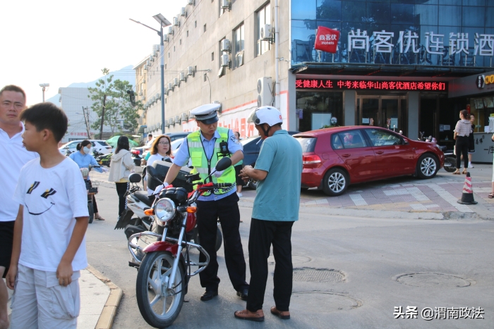 华阴交警大队采取“四字方针”强化摩托车、电动车专项整治工作（图）