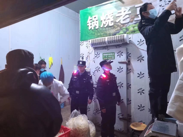 【两个专项行动】“食”刻警惕 华阴市公安局环食药侦大队凌晨突击检查菜市场 (1)