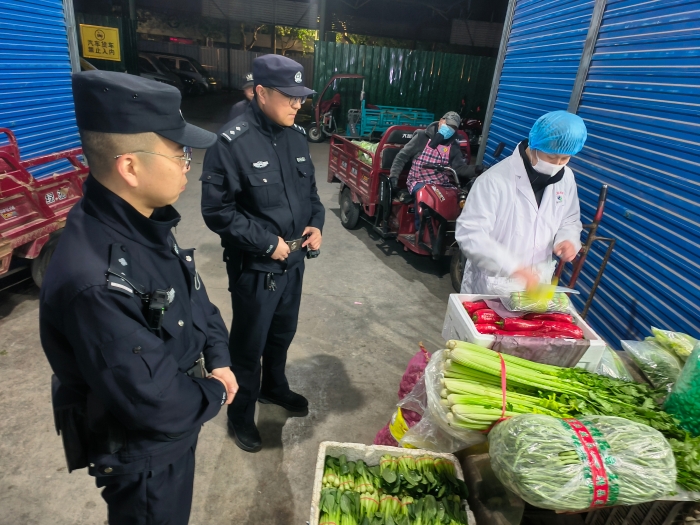 【两个专项行动】“食”刻警惕 华阴市公安局环食药侦大队凌晨突击检查菜市场 (2)