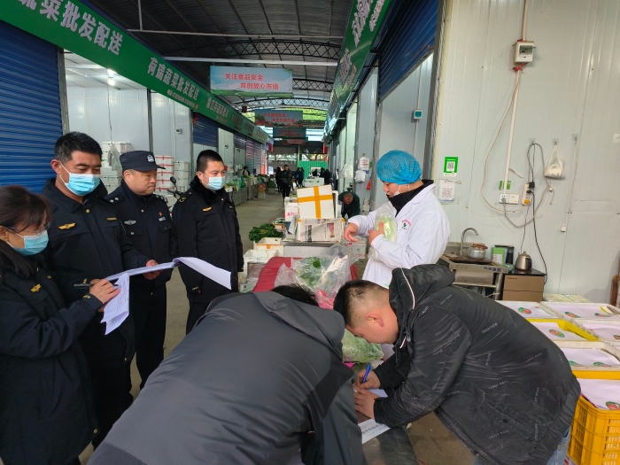 【两个专项行动】“食”刻警惕 华阴市公安局环食药侦大队凌晨突击检查菜市场 (3)