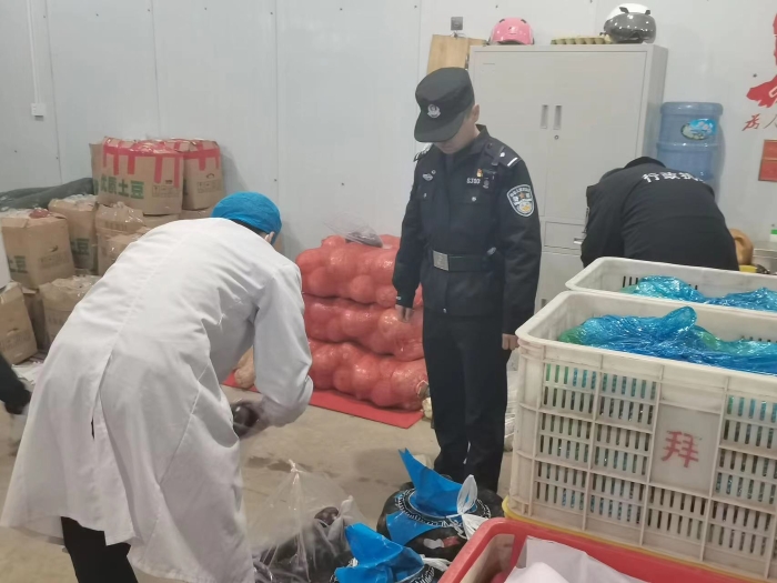 【两个专项行动】“食”刻警惕 华阴市公安局环食药侦大队凌晨突击检查菜市场 